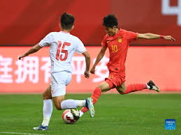 一夫当关！卡多索近在咫尺头球攻门，于金永神勇将球扑出！.